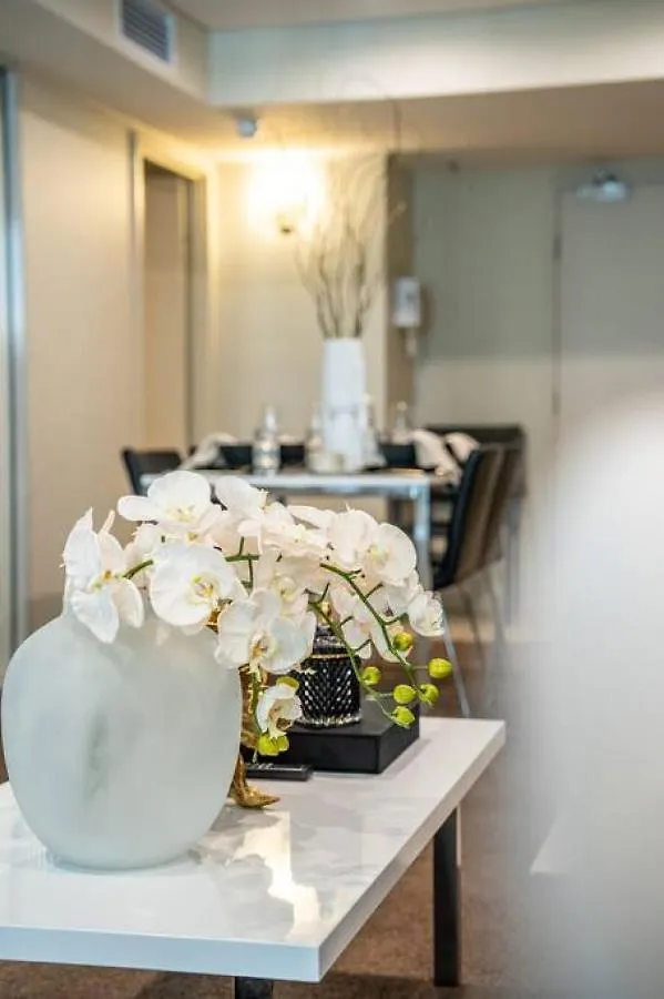 Illuminate North Terrace - Executive Cbd Apartment Adelaide
